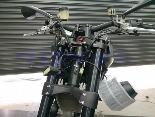 ドゥカティ モンスター1100EVO LEDヘッドライト取り付け | クロライト ブログ